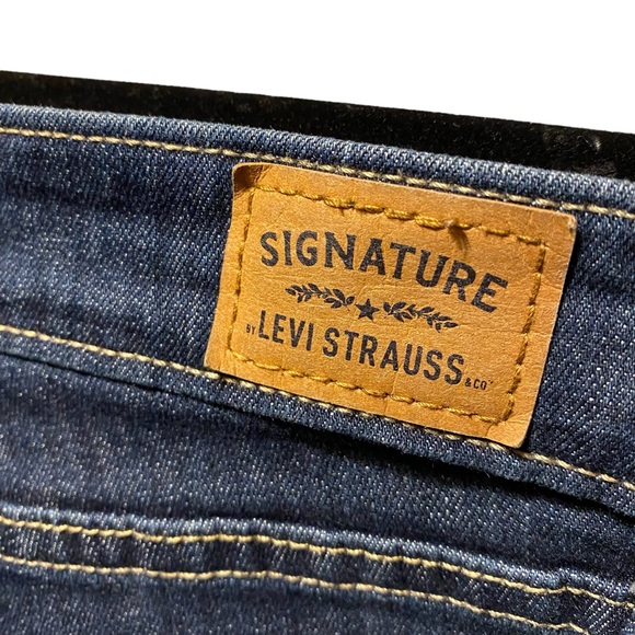 Levi’s Mid Rise Dark Wash Capri Jeans Size 6 - Picture 4 of 7